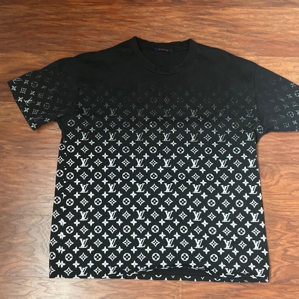 Louis Vuitton Monogram T - Shirt (size: large)